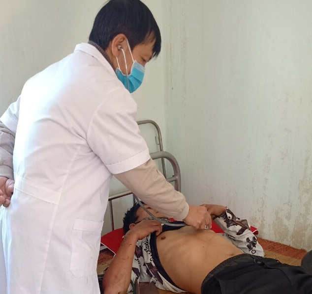 Cán bộ Trạm Y tế xã khám bệnh cho người dân.               Ảnh: ĐỨC NINH