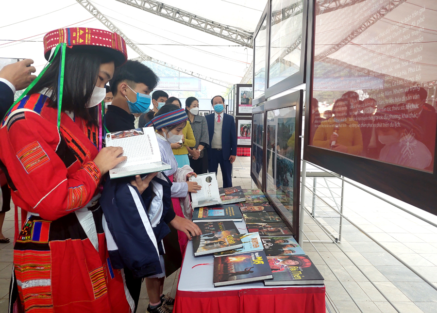Các em học sinh và nhân dân tham quan triển lãm
