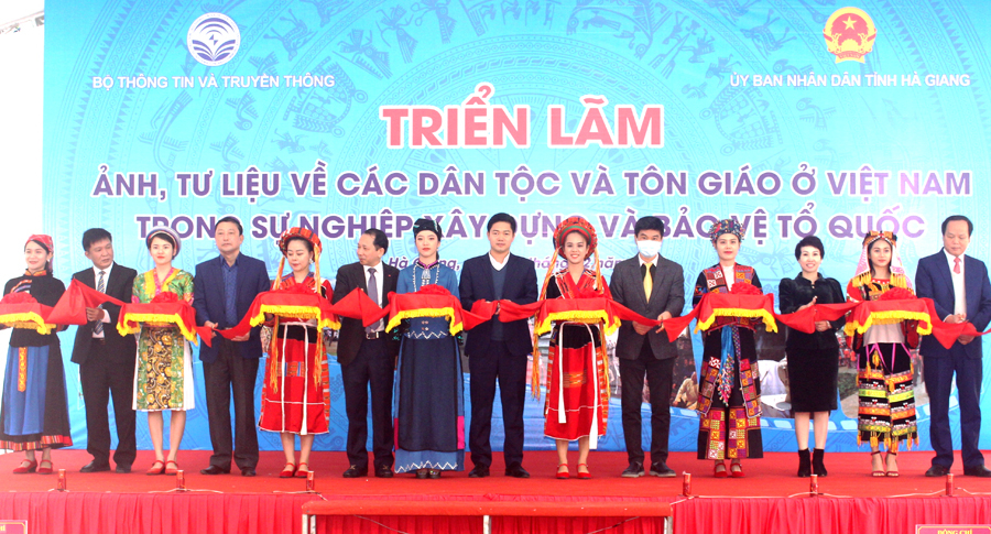 Các đại biểu cắt băng khai mạc triển lãm