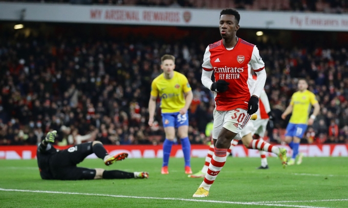 Nketiah mừng bàn thứ ba của riêng anh vào lưới Sunderland trong trận tứ kết Cup Liên đoàn hôm 21/12. Ảnh: Reuters