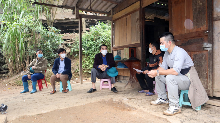 Lãnh đạo huyện kiểm tra việc nắm bắt cơ sở của cán bộ xã Đường Thượng.