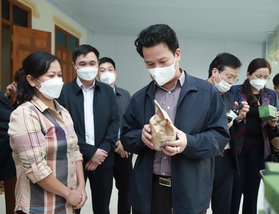 Đoàn tham quan điểm giới thiệu sản phẩm của HTX dược liệu Sơn Ý tại xã Đạo Đức