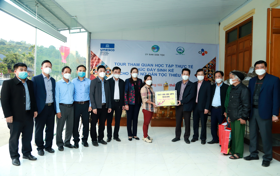 Bí thư Tỉnh ủy Đặng Quốc Khánh tặng quà, động viên HTX dược liệu Sơn Ý