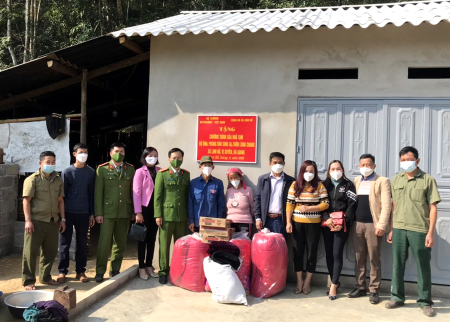 Đại diện các đơn vị bàn giao nhà cho gia đình ông Phùng Văn Sinh.