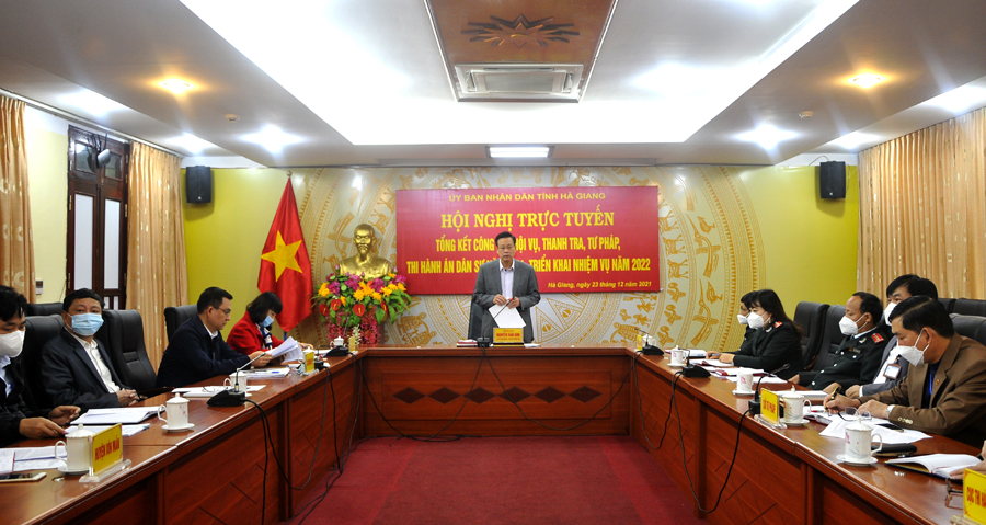 Chủ tịch UBND tỉnh Nguyễn Văn Sơn phát biểu tại hội nghị.