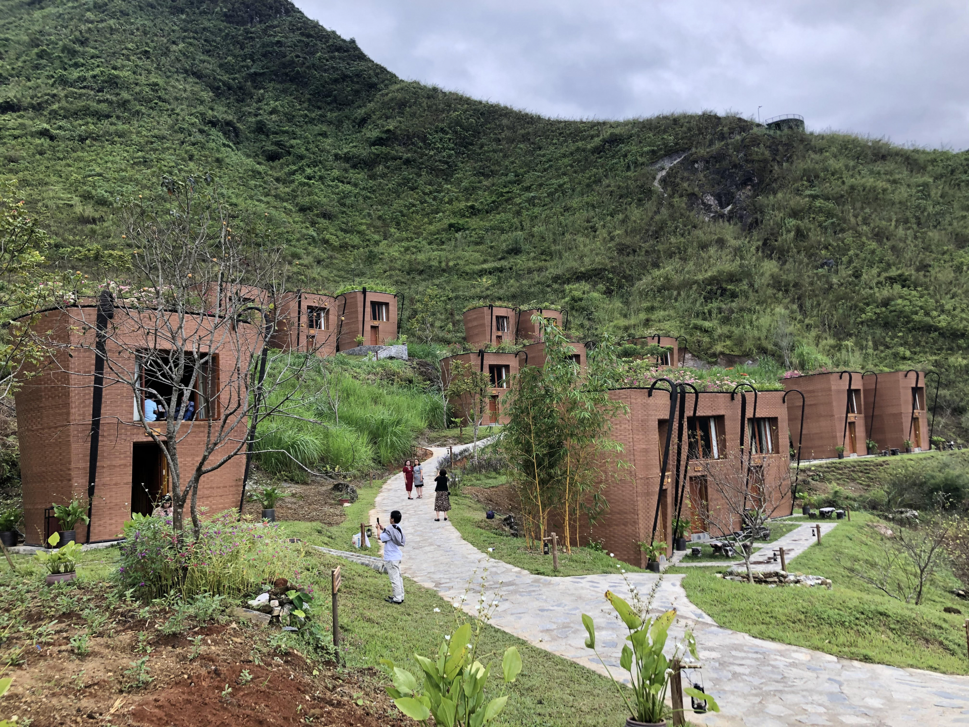 Những ngôi nhà hình quẩy tấu ở khu nghỉ dưỡng H’Mong Village (Quản Bạ) góp phần gìn giữ nét văn hóa đặc trưng trong đời sống đồng bào Mông.