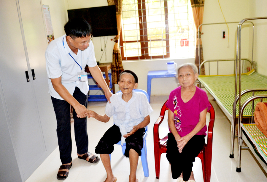 Người cao tuổi được chăm sóc tại Trung tâm Công tác xã hội tỉnh.  				(Ảnh chụp trước 25.10)