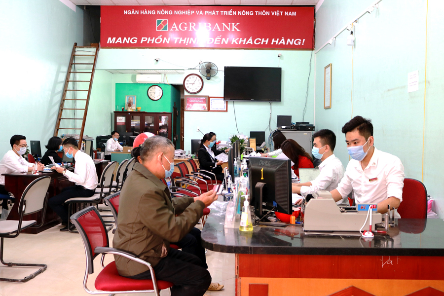 Khách hàng giao dịch tại Agribank huyện Quản Bạ.