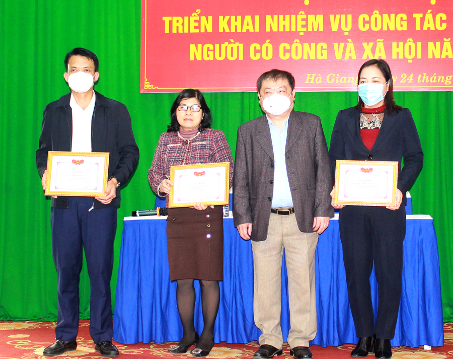 Đồng chí Sùng Đại Hùng, Giám đốc Sở Lao động, TB&XH tặng Giấy khen cho các tập thể hoàn thành xuất sắc nhiệm vụ năm 2021
