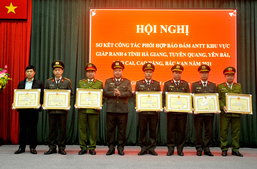 Lãnh đạo Công an tỉnh trao bằng khen của Chủ tịch UBND tỉnh cho các tập thể, cá nhân có thành tích xuất sắc.