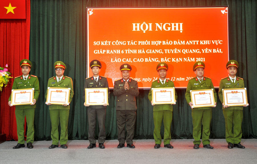 Lãnh đạo Công an tỉnh tặng Giấy khen cho các tập thể, cá nhân có thành tích xuất sắc.