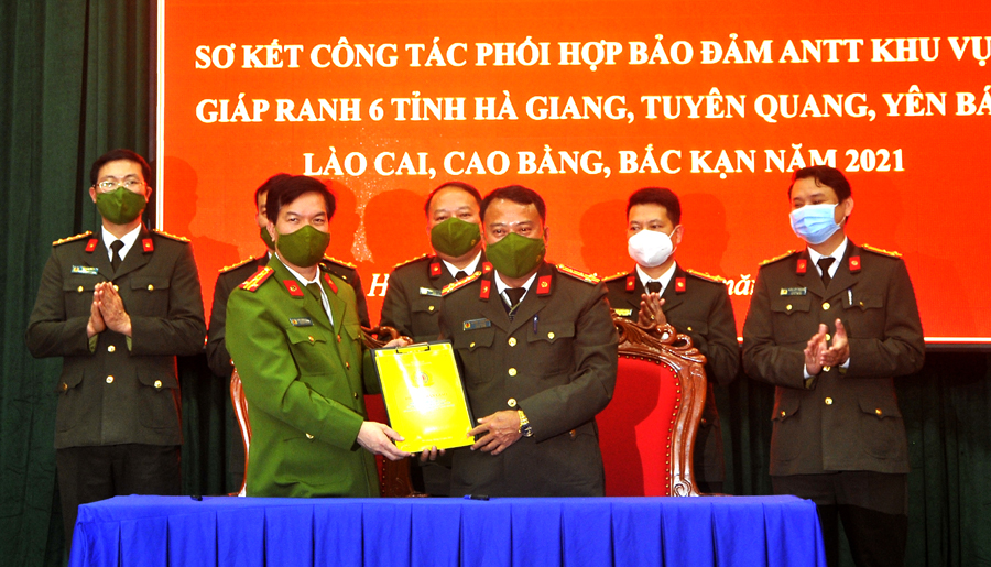 Lãnh đạo Công an tỉnh tặng Giấy khen cho các tập thể, cá nhân có thành tích xuất sắc.