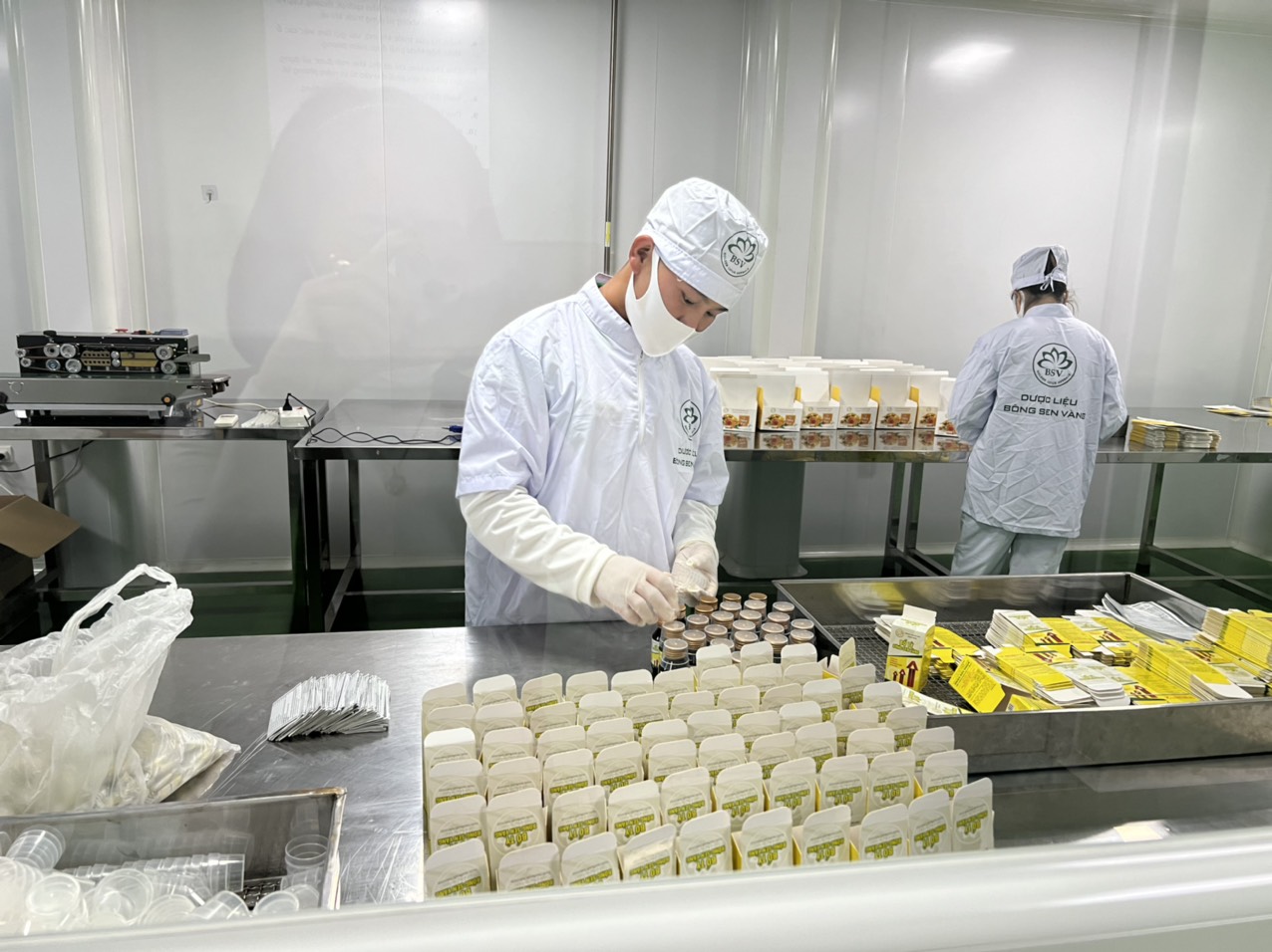Sản xuất dược phẩm tại Nhà máy Dược phẩm Bông Sen Vàng (Bắc Quang). 						Ảnh: BIỆN LUÂN