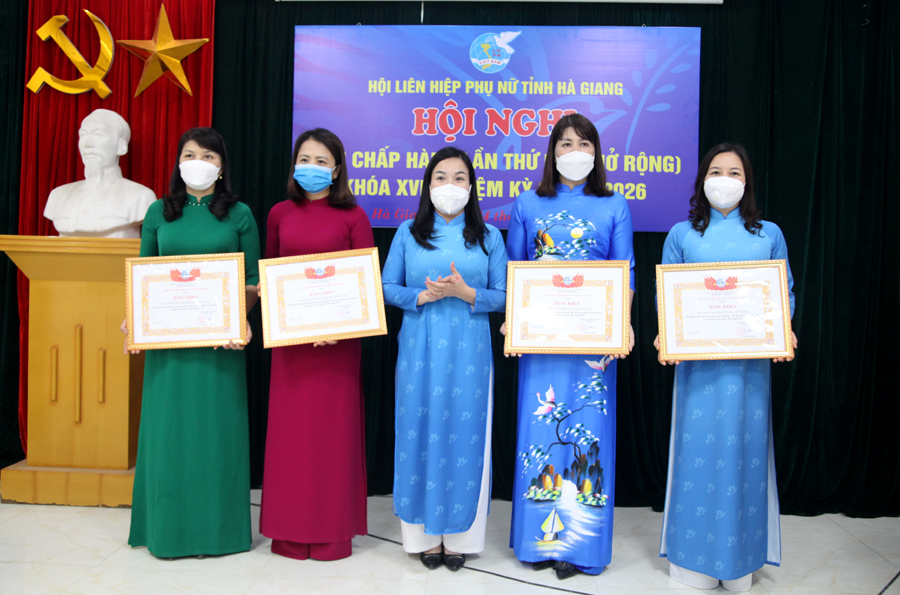 Chủ tịch Hội LHPN tỉnh tặng Bằng khen cho các tập thể thành tích xuất sắc trong thực hiện nhiệm vụ công tác Hội năm 2021.