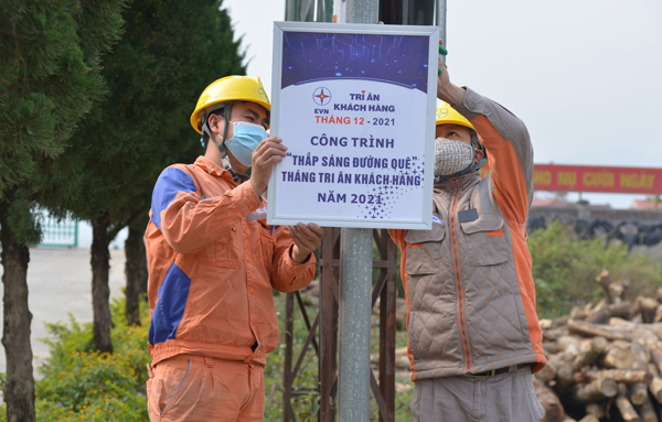 Điện lực Bắc Quang lắp đặt và gắn biển hệ thống điện chiếu sáng tại xã Tân Lập