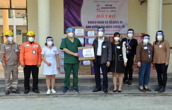 Công ty Điện lực Hà Giang tặng qùa cho các y, bác sĩ Bệnh viện Lao và Phổi