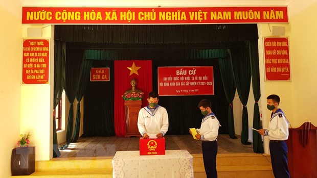 Cán bộ, chiến sỹ đảo Sơn Ca bỏ phiếu bầu cử đại biểu Quốc hội khóa XV và Hội đồng nhân dân các cấp nhiệm kỳ 2021-2026, sớm hơn một tuần so với đất liền.