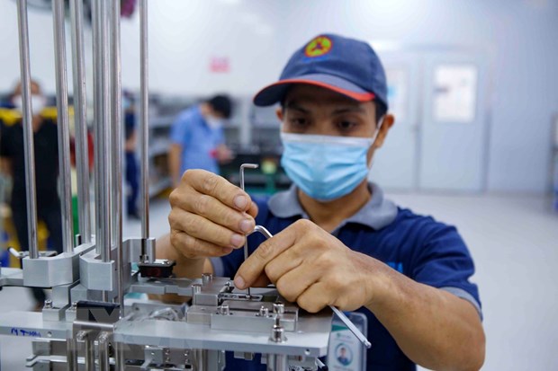 Nhân viên của Công ty lắp ráp thiết bị trong dây chuyền sản xuất ngành công nghệ ôtô, xe máy. 
