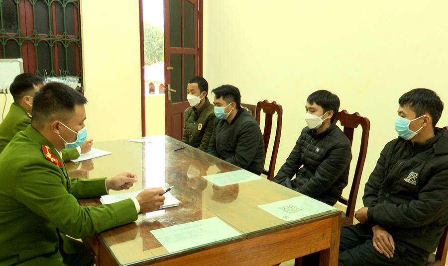 Các đối tượng tại cơ quan Công an.
