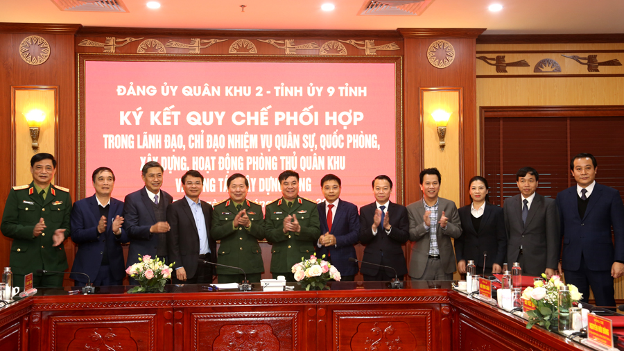 Các đại biểu dự chúc mừng sau ký kết. 