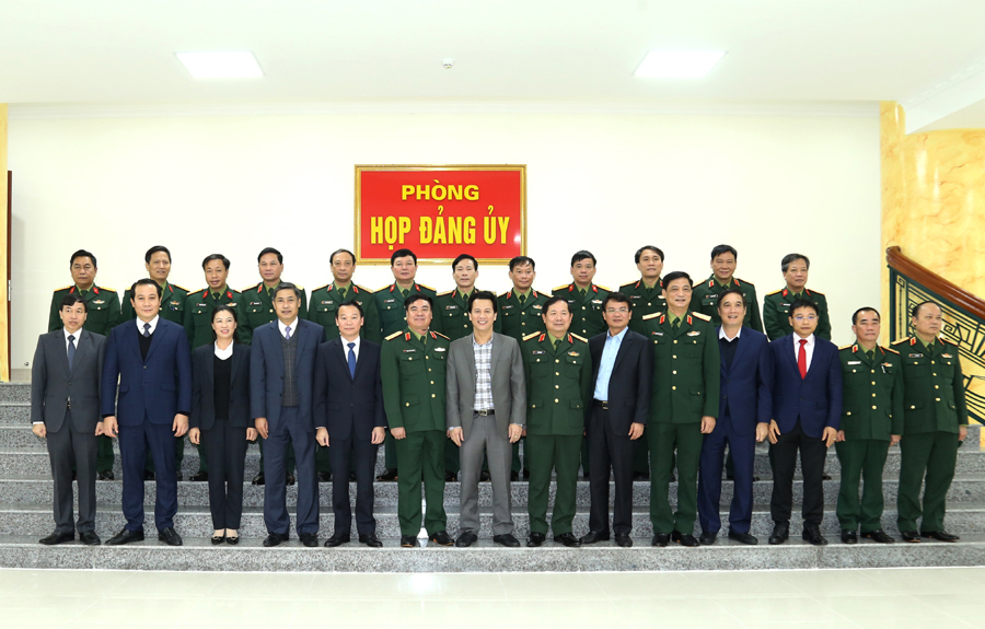 Các đại biểu chụp ảnh lưu niệm tại phòng họp Đảng ủy mới.