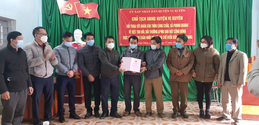 Phòng Tài nguyên và Môi trường trao Giấy chứng nhận Quyền sử dụng đất cho cộng đồng thôn Lùng Châu