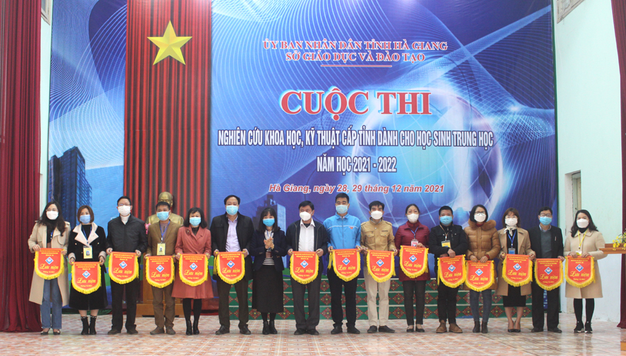 Ban tổ chức tặng cờ lưu niệm cho đại diện các trường học có dự án tham dự cuộc thi.