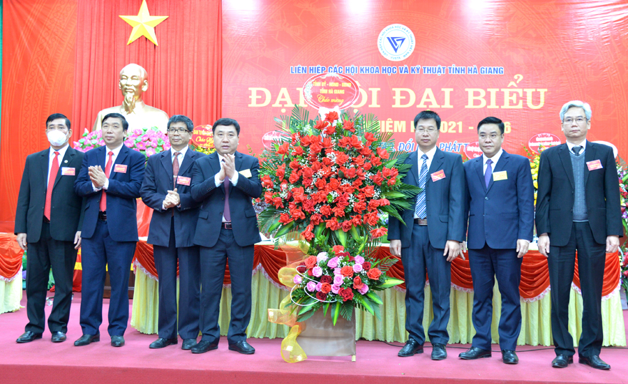 Phó Bí thư Tỉnh ủy Nguyễn Mạnh Dũng và Phó Chủ tịch Thường trực UBND tỉnh Hoàng Gia Long tặng lẵng hoa của Tỉnh ủy, HĐND, UBND, Ủy ban MTTQ tỉnh chúc mừng Đại hội.