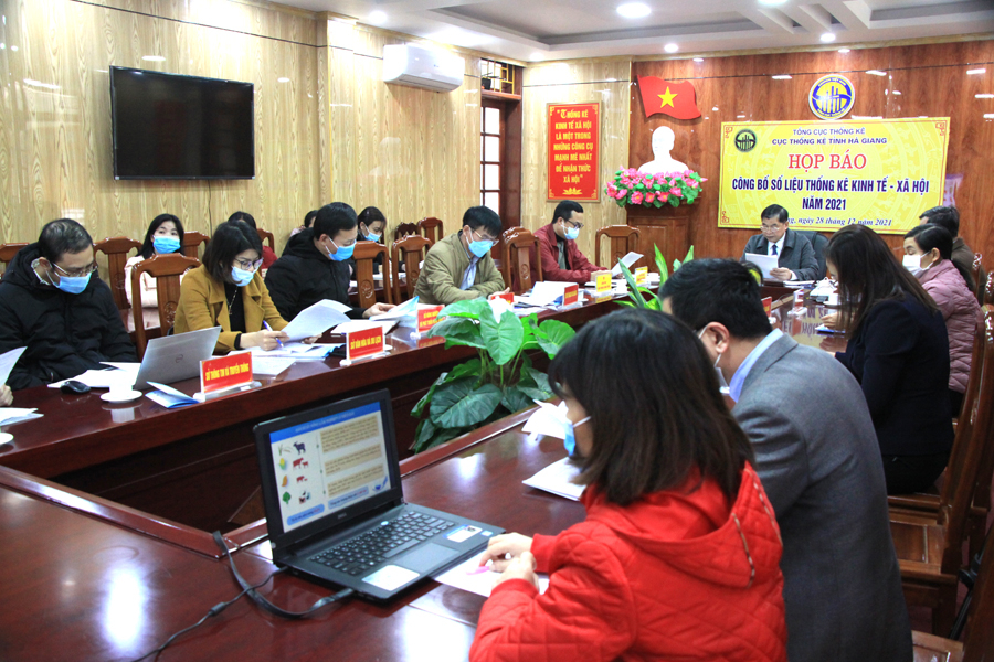 Lãnh đạo Cục Thống kê tỉnh công bố số liệu thống kê KT - XH năm 2021