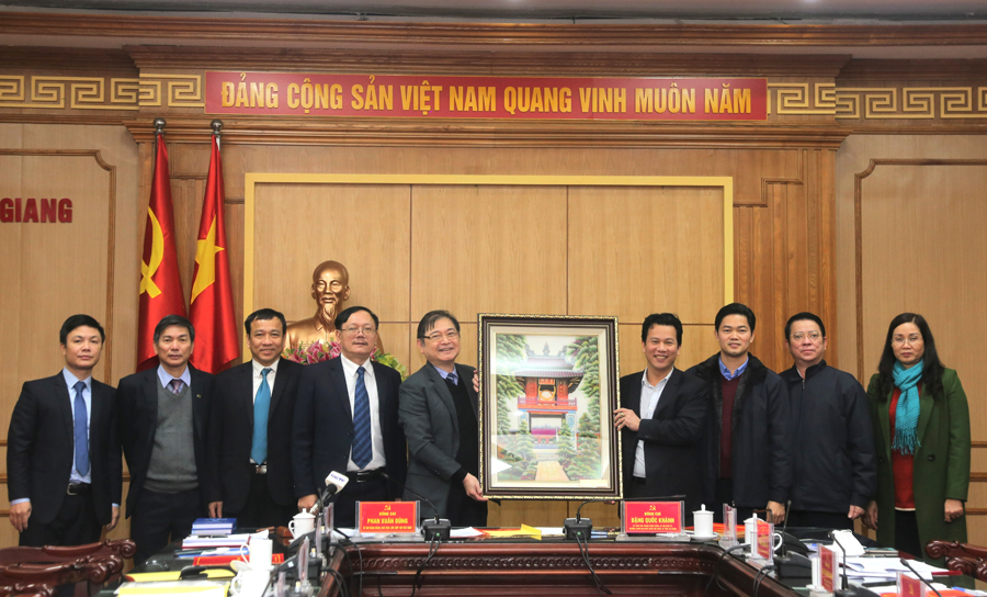 Liên hiệp các Hội KH&KT Việt Nam tặng Tỉnh ủy bức tranh Văn Miếu Quốc Tử Giám.