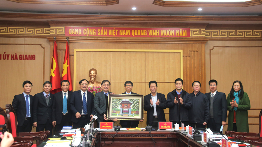 Liên hiệp các Hội KH&KT Việt Nam tặng tranh Văn Miếu Quốc Tử Giám cho Liên hiệp Hội KH&KT tỉnh.