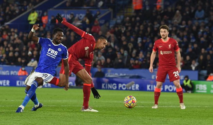 Matip gặp khó trước lối đá tốc độ của Leicester.