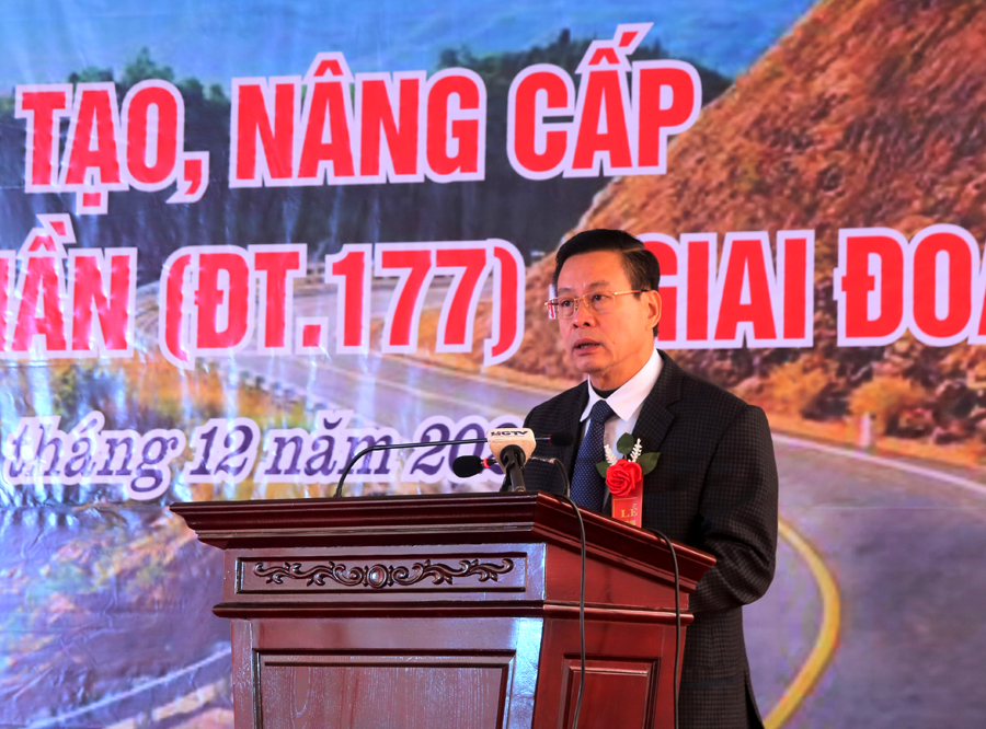Chủ tịch UBND tỉnh phát biểu và giao nhiệm vụ cho các đơn vị, địa phương liên quan đến việc triển khai dự án.