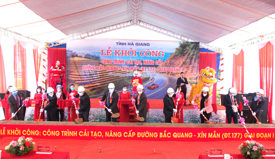 Các đại biểu thực hiện lễ khởi công dự án. 