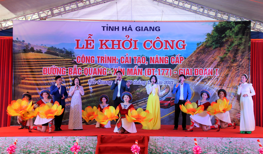 Tiết mục văn nghệ chào mừng tại buổi lễ.