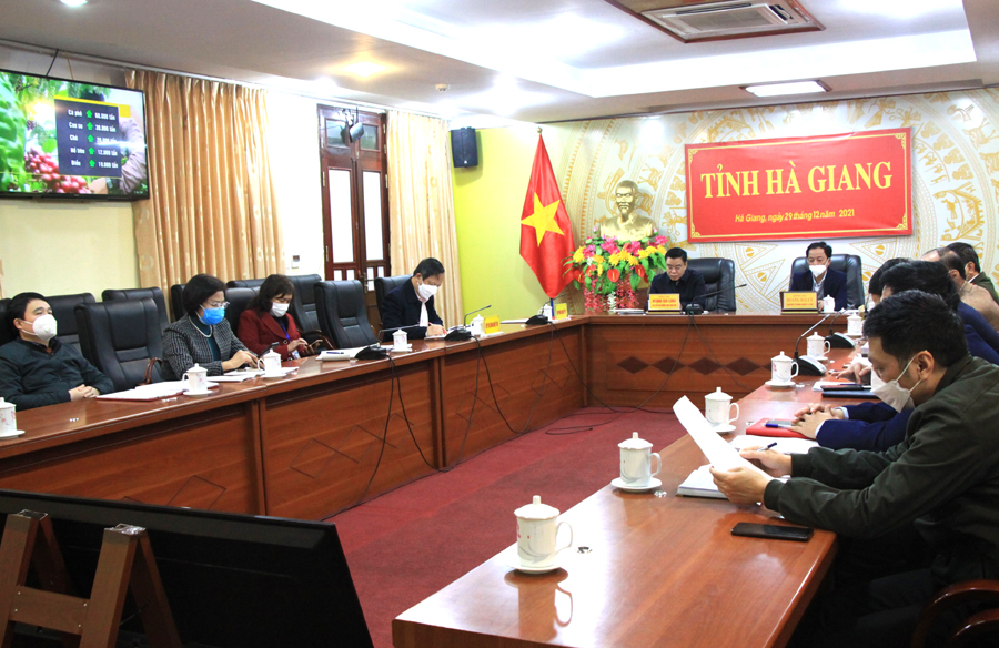 Đồng chí Hoàng Gia Long, Ủy viên BTV Tỉnh ủy, Phó Chủ tịch Thường trực UBND tỉnh và các đại biểu dự hội nghị tại điểm cầu của tỉnh 