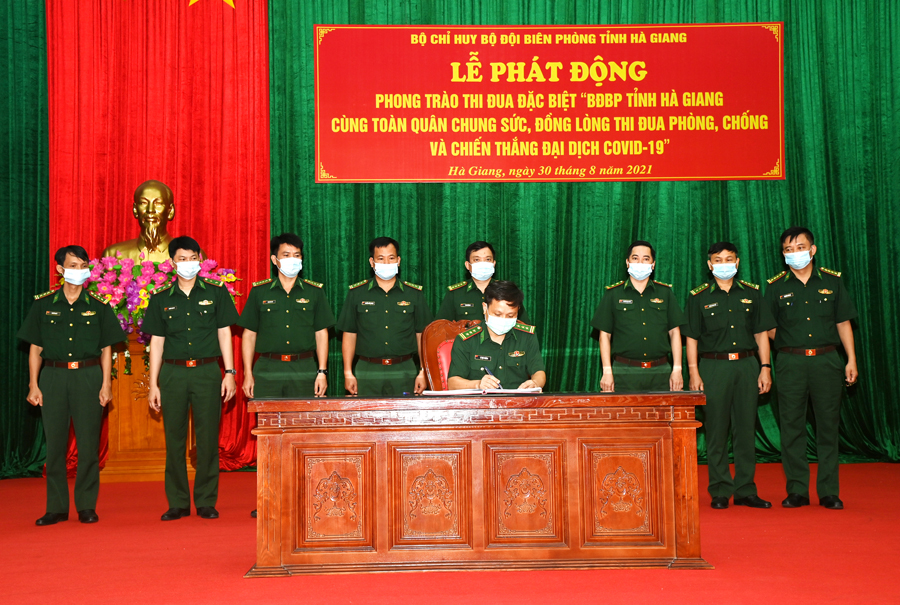 Chỉ huy các phòng, Văn phòng khối cơ quan Bộ Chỉ huy BĐBP tỉnh ký giao ước thi đua.