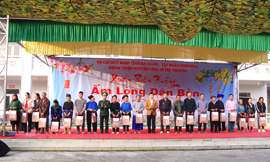 Lãnh đạo Bộ Chỉ huy BĐBP tỉnh tặng quà các gia đình chính sách, có hoàn cảnh khó khăn trên địa bàn Đồn Biên phòng Bạch Đích (Yên Minh).