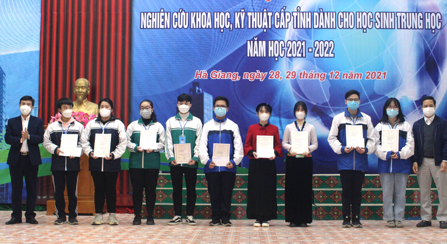Ban tổ chức trao giải Nhì cho các dự án đoạt giải.