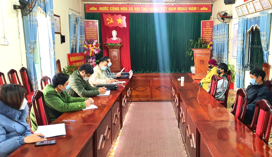 Phòng Tư pháp huyện Mèo Vạc, UBND xã Pả Vi làm việc với gia đình ông Sùng Mí Cáy và em M.