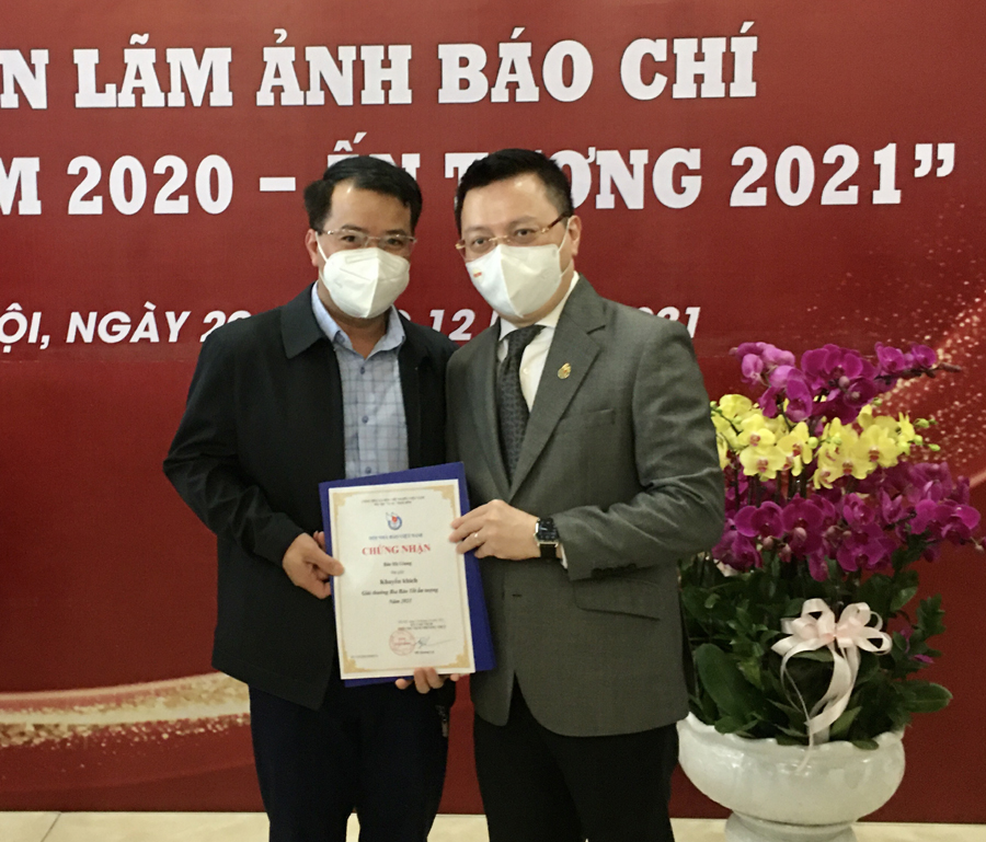 Đồng chí Lê Quốc Minh, Ủy viên BCH T.Ư Đảng, Phó Trưởng ban Tuyên giáo T.Ư, Tổng Biên tập Báo Nhân Dân, Chủ tịch Hội Nhà báo Việt Nam trao chứng nhận giải cho lãnh đạo Báo Hà Giang.