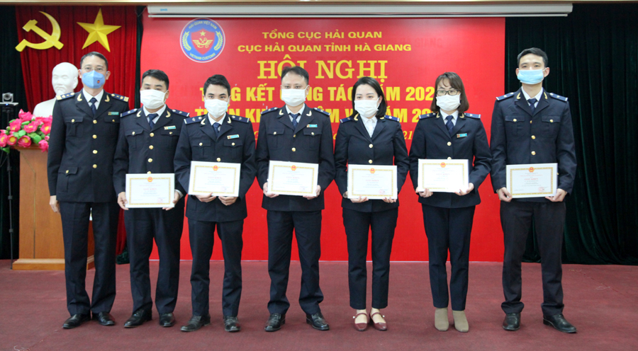 Cục Hải quan tỉnh khen thưởng cho các tập thể, cá nhân hoàn thành xuất sắc nhiệm vụ năm 2021