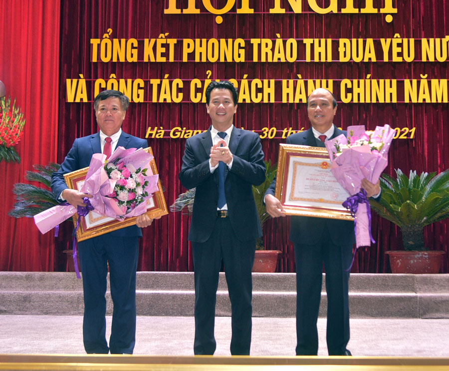Thừa ủy quyền của Chủ tịch nước, Bí thư Tỉnh ủy Đặng Quốc Khánh trao Huân chương Lao động cho các cá nhân
