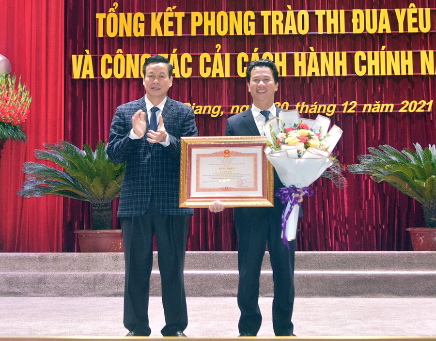 Thừa ủy quyền của Thủ tướng Chính phủ, Chủ tịch UBND tỉnh Nguyễn Văn Sơn trao Bằng khen cho Bí thư Tỉnh ủy Đặng Quốc Khánh vì đã có thành tích trong công tác tổ chức bầu cử đại biểu Quốc hội khóa XV và đại biểu HĐND các cấp nhiệm kỳ 2021 – 2026.