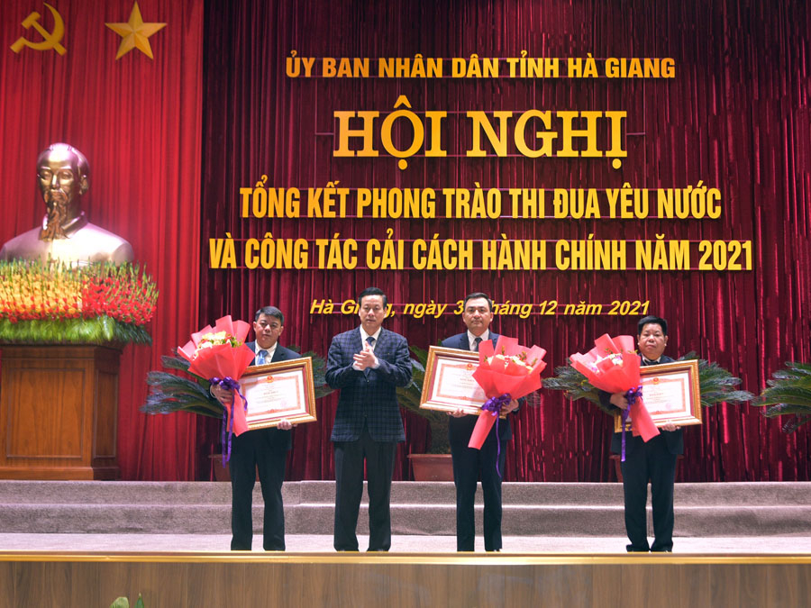Thừa ủy quyền của Thủ tướng Chính phủ, Chủ tịch UBND tỉnh Nguyễn Văn Sơn trao Bằng khen cho các tập thể vì đã có thành tích trong công tác tổ chức bầu cử đại biểu Quốc hội khóa XV và đại biểu HĐND các cấp nhiệm kỳ 2021 – 2026.