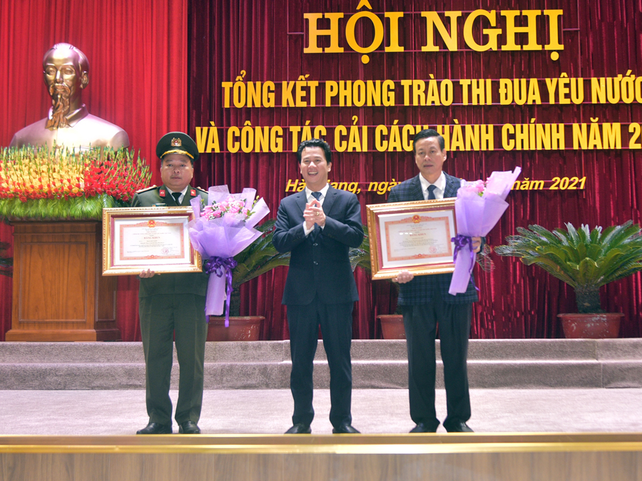 Thừa ủy quyền của Chủ tịch nước, Bí thư Tỉnh ủy Đặng Quốc Khánh trao Bằng khen cho các cá nhân có thành tích trong công tác tổ chức bầu cử đại biểu Quốc hội khóa XV và đại biểu HĐND các cấp nhiệm kỳ 2021 – 2026.