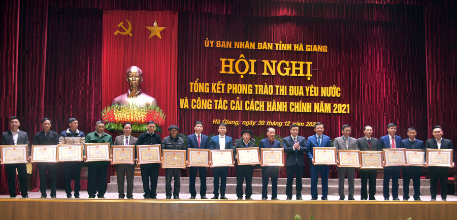 Phó Chủ tịch Thường trực UBND tỉnh Hoàng Gia Long trao Bằng khen của UBND tỉnh cho các cá nhân, đơn vị tiêu biểu trong phong trào thi đua năm 2021.