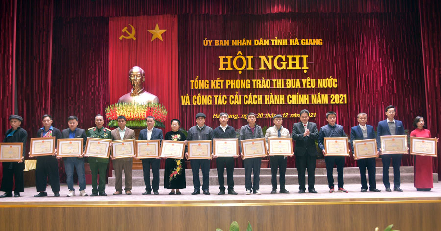 Chủ tịch UB MTTQ tỉnh Vàng Seo Cón trao Bằng khen của UBND tỉnh cho các cá nhân, đơn vị tiêu biểu trong phong trào thi đua năm 2021.