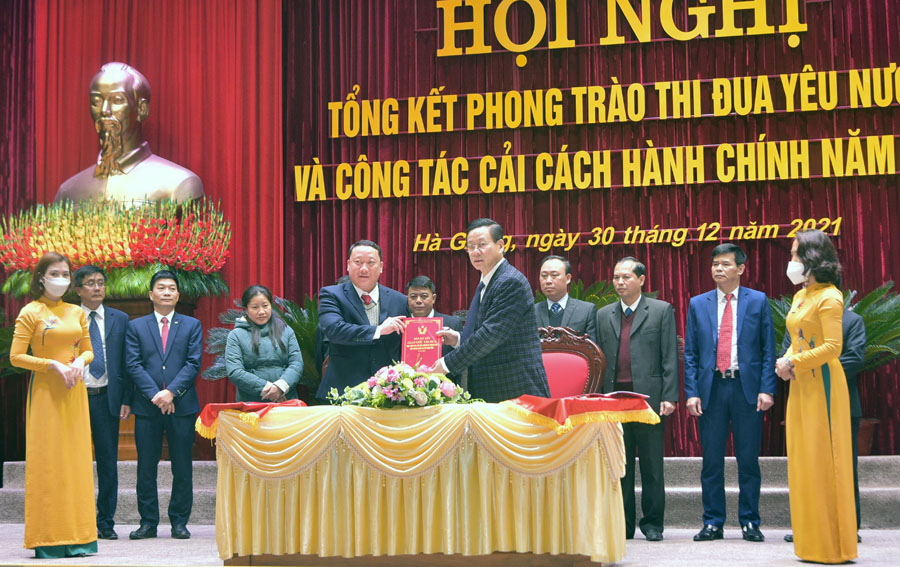 Chủ tịch UBND các huyện, thành phố ký kết giao ước thi đua với Chủ tỉnh UBND tỉnh.