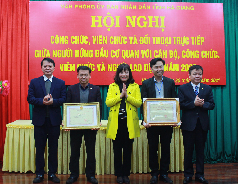 Các đồng chí lãnh đạo Văn phòng UBND tỉnh trao Bằng khen của Văn phòng Chính phủ cho cá nhân có thành tích xuất sắc trong công tác Văn phòng năm 2020